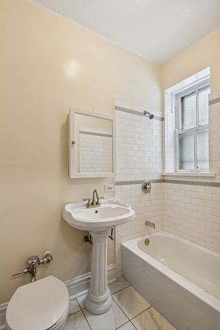 200 S Maple Avenue G, Oak Park, IL 60302