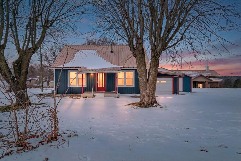 111 S Galyan Street, Stockton, MO 65785