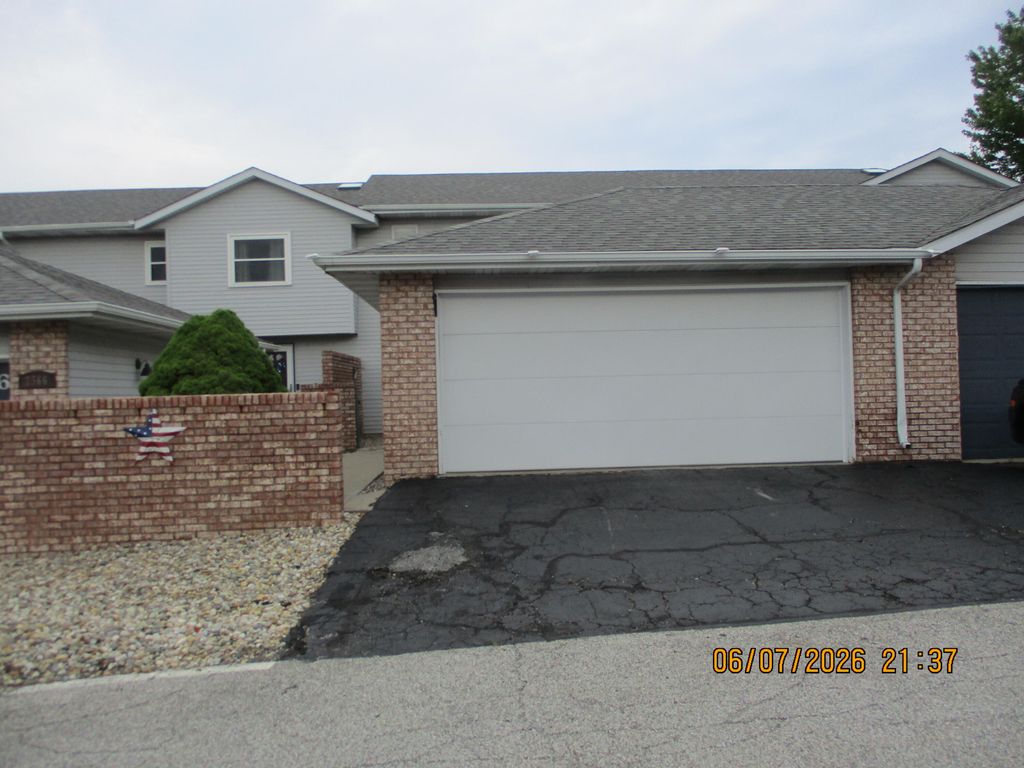 2564 Oakwood Drive, Crown Point, IN 46307
