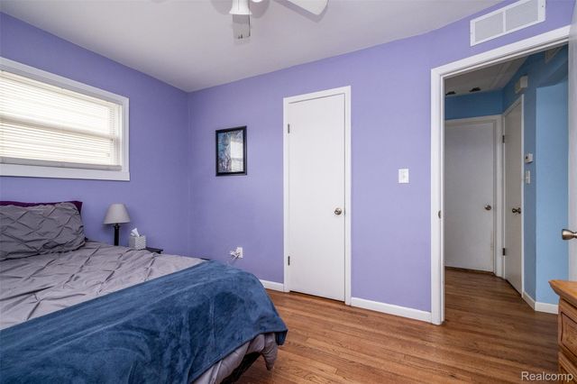 957 E Meyers Avenue, Hazel Park, MI 48030