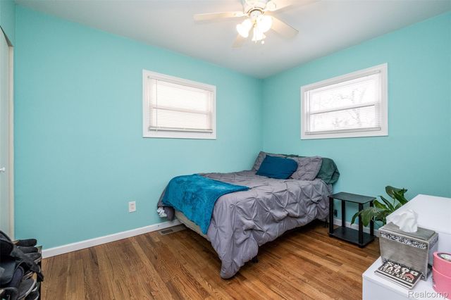 957 E Meyers Avenue, Hazel Park, MI 48030