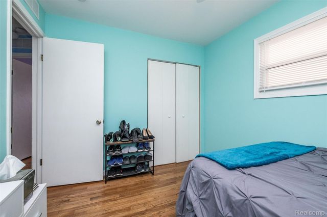 957 E Meyers Avenue, Hazel Park, MI 48030