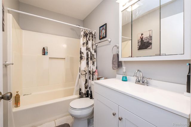 957 E Meyers Avenue, Hazel Park, MI 48030