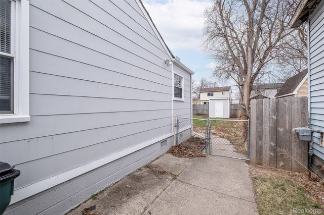 957 E Meyers Avenue, Hazel Park, MI 48030