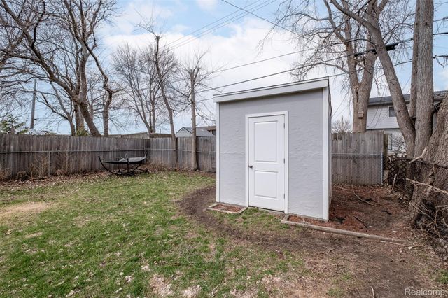 957 E Meyers Avenue, Hazel Park, MI 48030