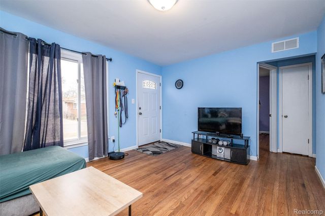 957 E Meyers Avenue, Hazel Park, MI 48030