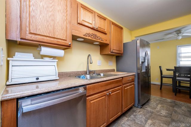 957 E Meyers Avenue, Hazel Park, MI 48030