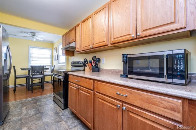 957 E Meyers Avenue, Hazel Park, MI 48030