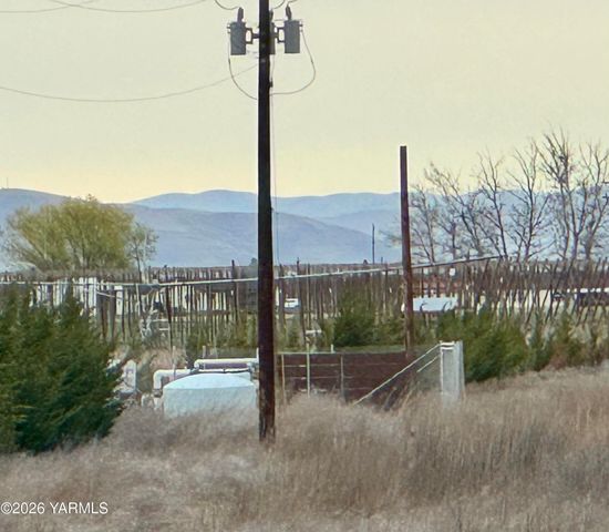 9250 Campbell Rd, Toppenish, WA 98948