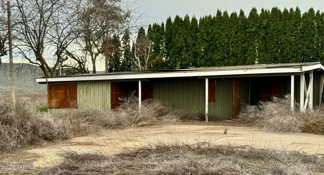 9250 Campbell Rd, Toppenish, WA 98948