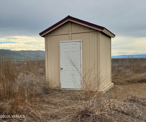 9250 Campbell Rd, Toppenish, WA 98948