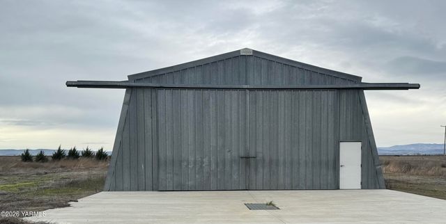 9250 Campbell Rd, Toppenish, WA 98948