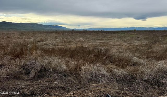 9250 Campbell Rd, Toppenish, WA 98948