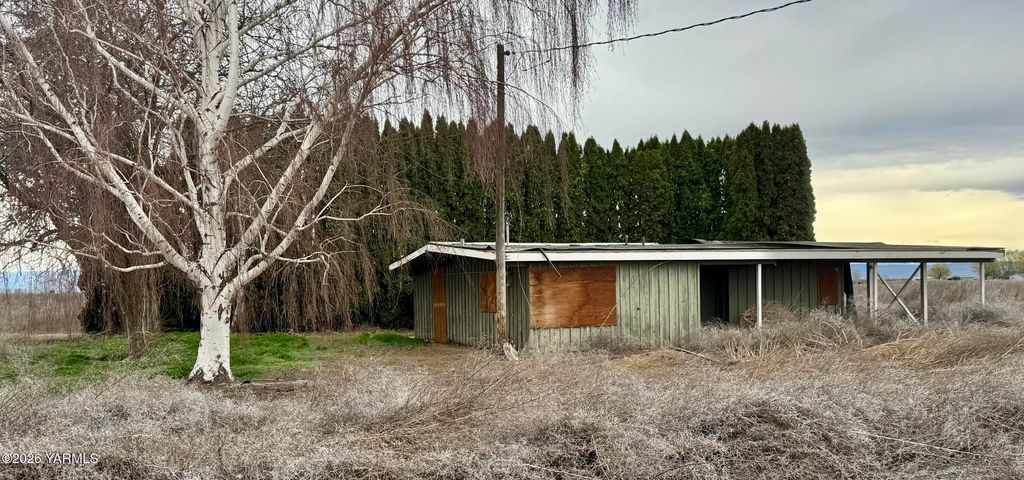 9250 Campbell Rd, Toppenish, WA 98948