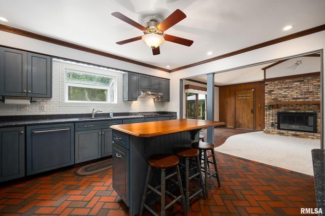1020 W KENSINGTON Drive, Peoria, IL 61614