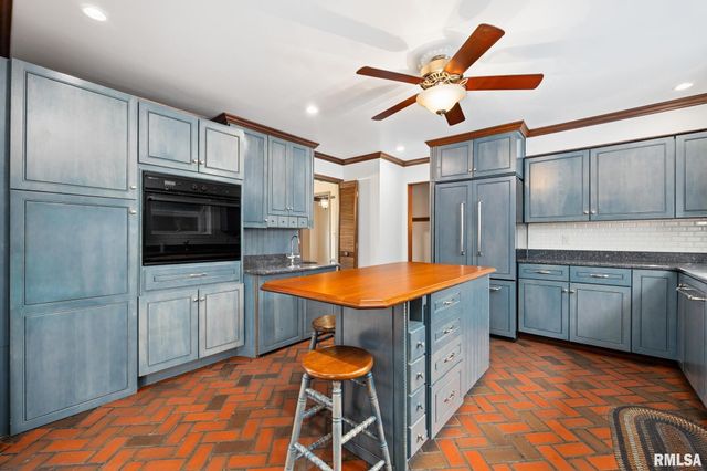1020 W KENSINGTON Drive, Peoria, IL 61614