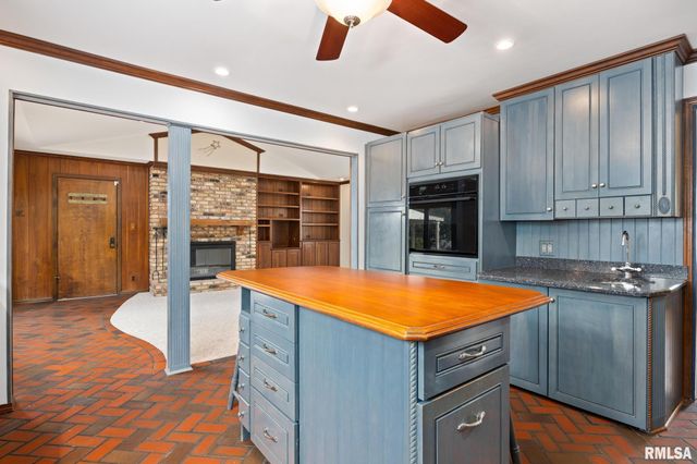1020 W KENSINGTON Drive, Peoria, IL 61614