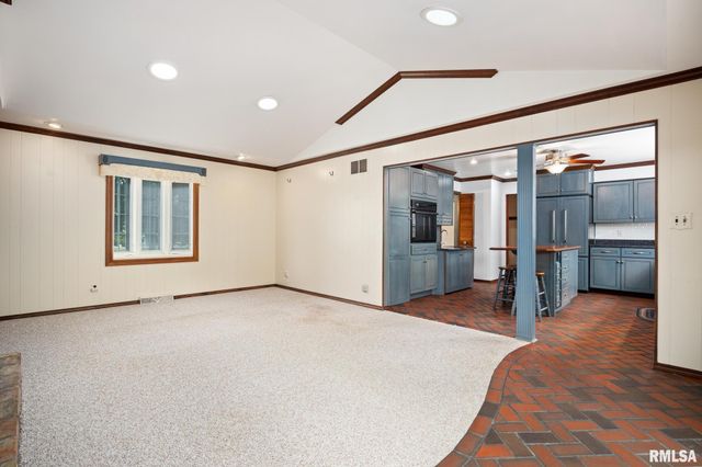 1020 W KENSINGTON Drive, Peoria, IL 61614