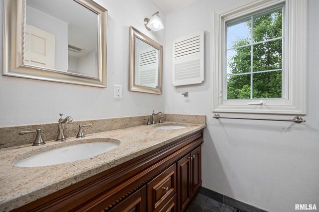 1020 W KENSINGTON Drive, Peoria, IL 61614