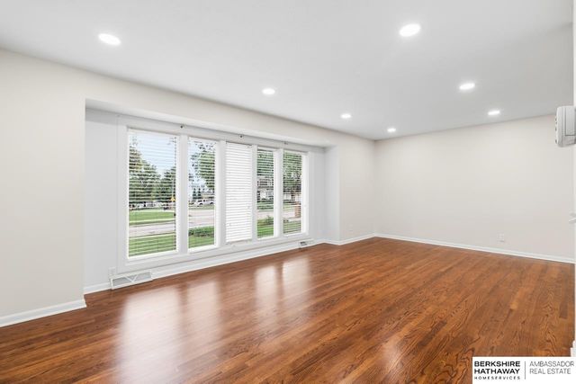 516 S 130th Street, Omaha, NE 68154