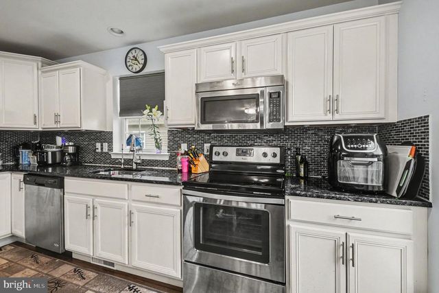 121 N YEINGST DR, Elverson, PA 19520