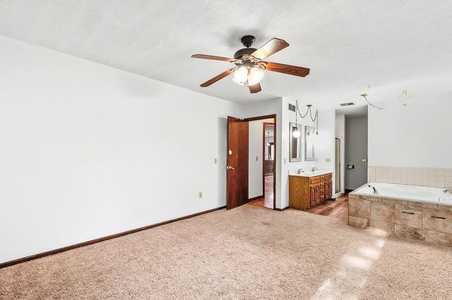 21 Beaver Creek Rd, Goddard, KS 67052