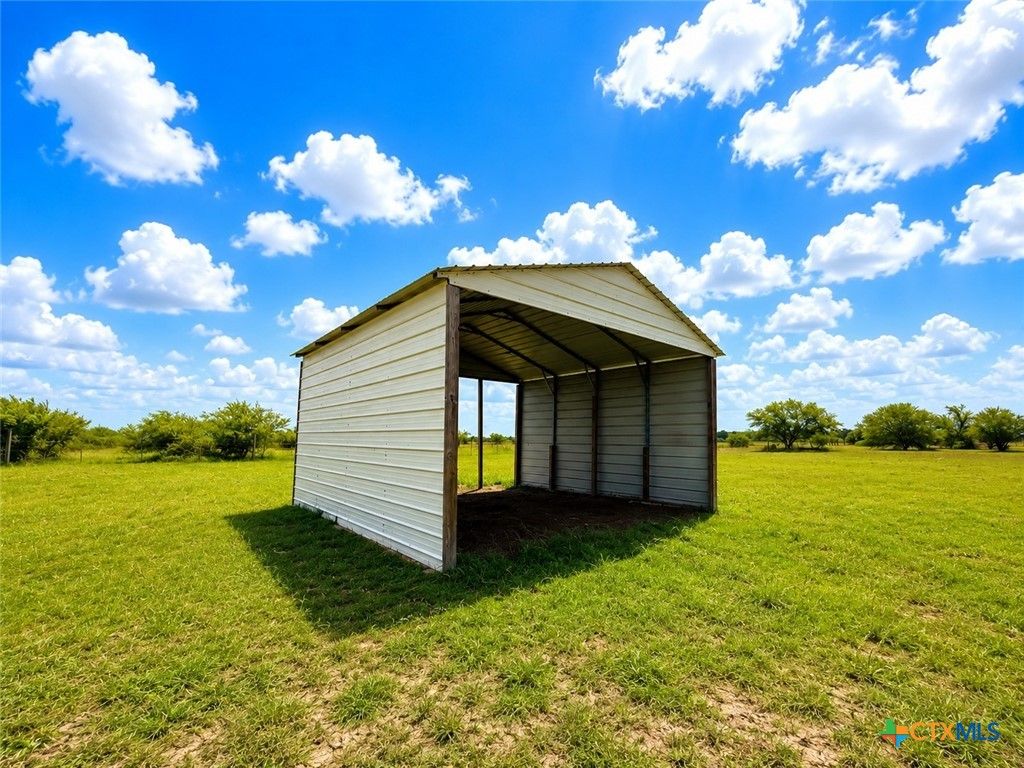 Image 4 of property listing at 255 Gin Road, Victoria, TX 77905