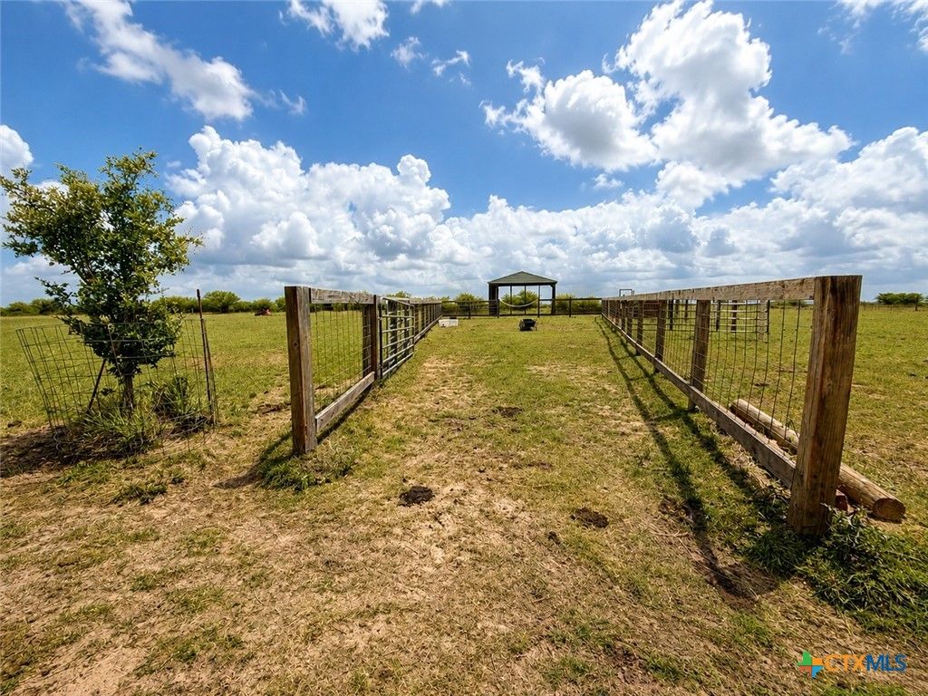Image 6 of property listing at 255 Gin Road, Victoria, TX 77905