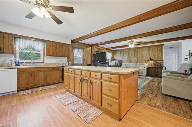 110 Bayberry LN, Yorktown, VA 23693
