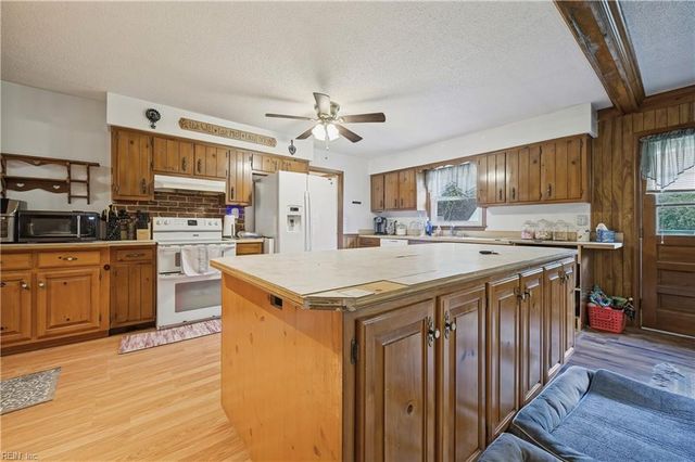 110 Bayberry LN, Yorktown, VA 23693