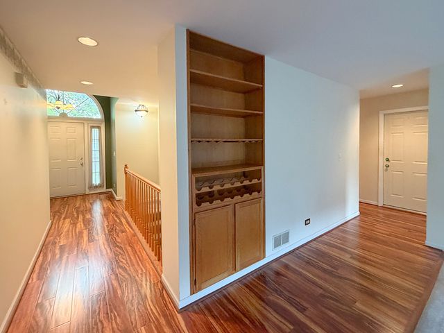 281 Governors Lane 281, Elgin, IL 60123