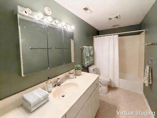 281 Governors Lane 281, Elgin, IL 60123