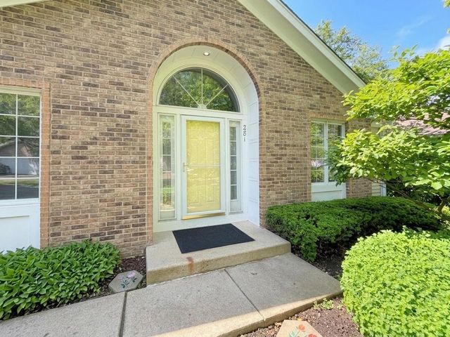 281 Governors Lane 281, Elgin, IL 60123