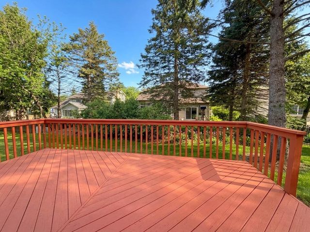 281 Governors Lane 281, Elgin, IL 60123