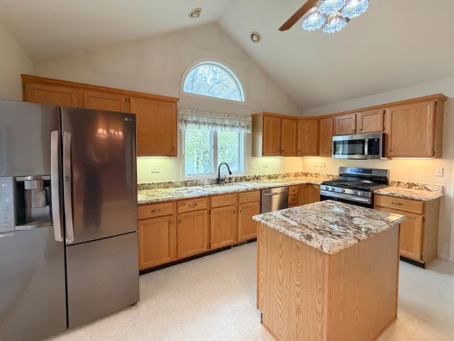 281 Governors Lane 281, Elgin, IL 60123