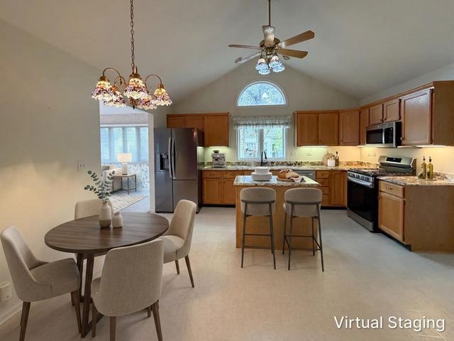 281 Governors Lane 281, Elgin, IL 60123