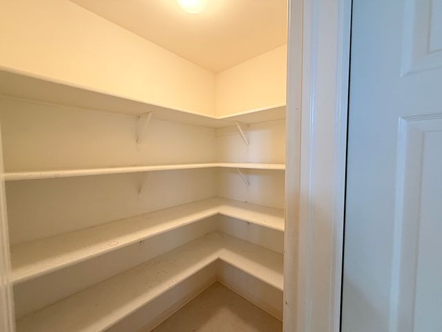 281 Governors Lane 281, Elgin, IL 60123