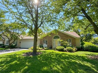 281 Governors Lane 281, Elgin, IL 60123