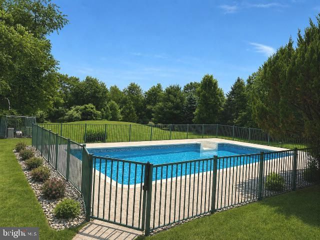 17 SHURTS RD, Flemington, NJ 08822