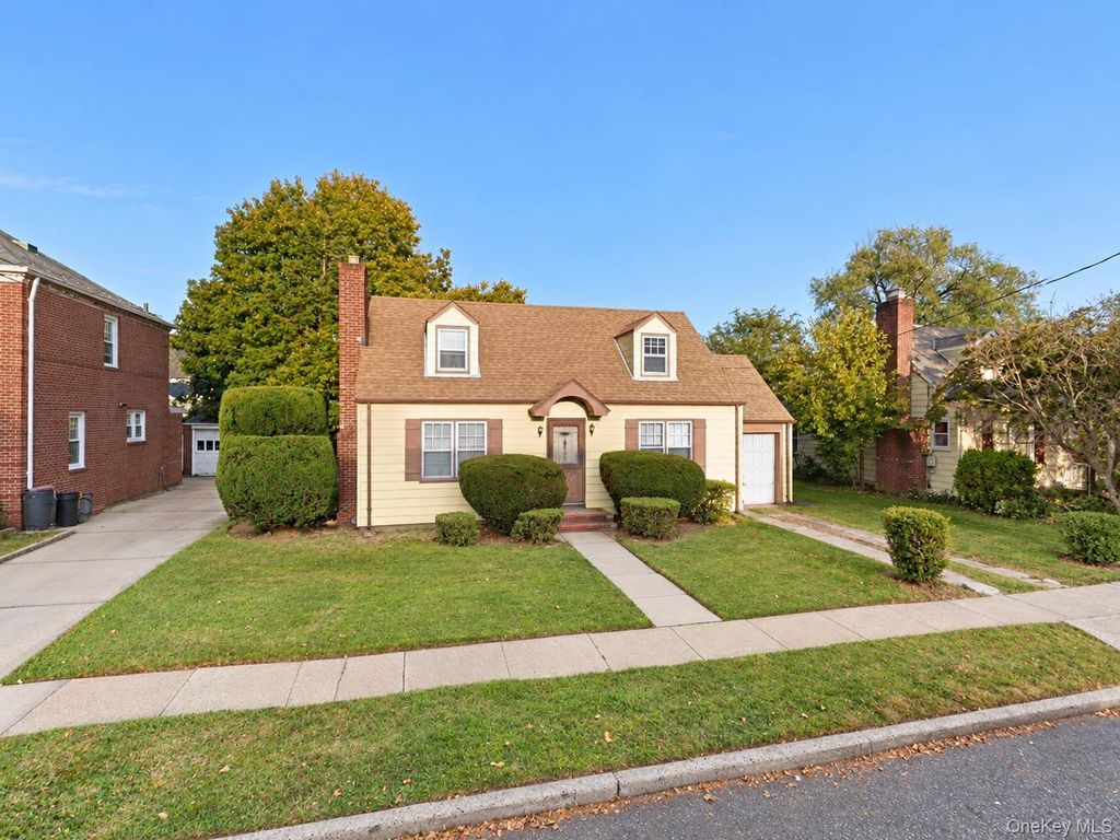 526 N 11th Street, New Hyde Park, NY 11040 — exterior