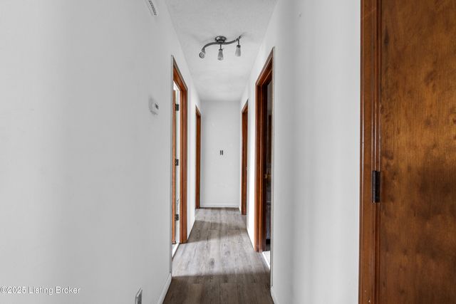 803 Taper Ct, Louisville, KY 40214