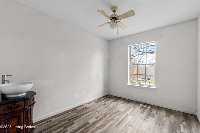 803 Taper Ct, Louisville, KY 40214