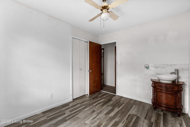 803 Taper Ct, Louisville, KY 40214