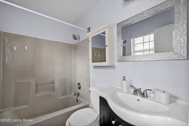 803 Taper Ct, Louisville, KY 40214