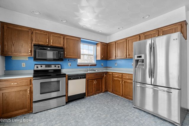 803 Taper Ct, Louisville, KY 40214