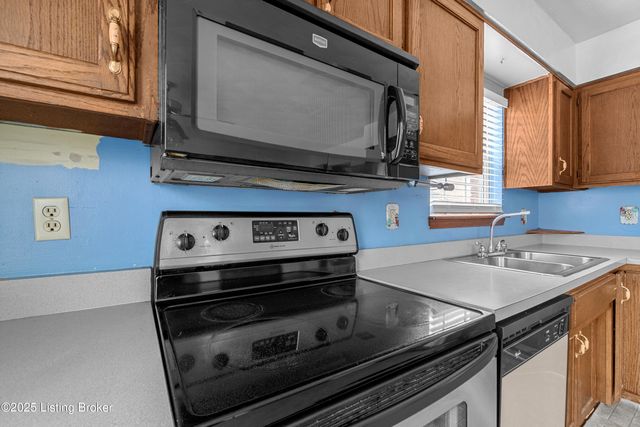 803 Taper Ct, Louisville, KY 40214