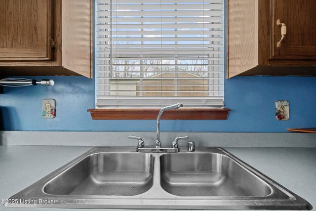 803 Taper Ct, Louisville, KY 40214