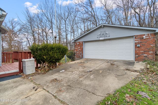 803 Taper Ct, Louisville, KY 40214