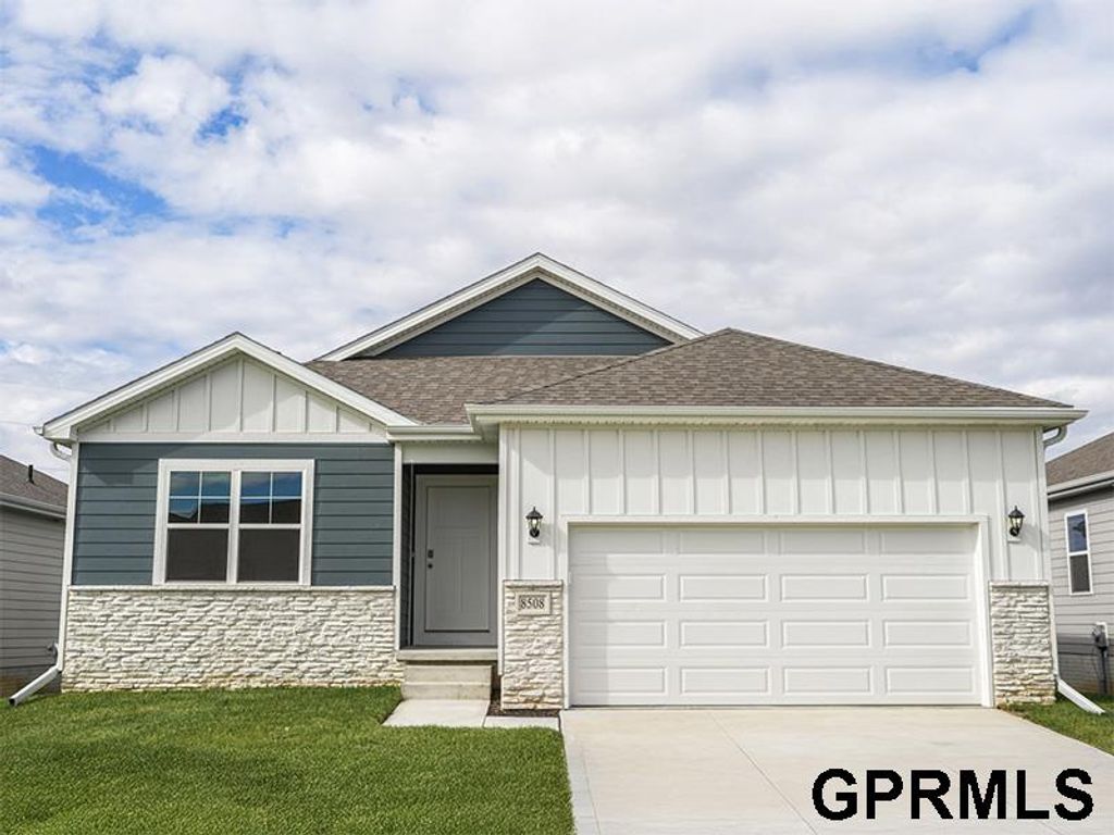 16425 Willit Street, Bennington, NE 68007