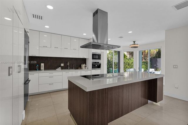 10762 NW 71st St, Doral, FL 33178
